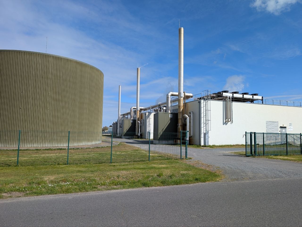 Cogénération-Anlage Bretagne: 3× BHKW mit 5000m³ Wärmespeicher