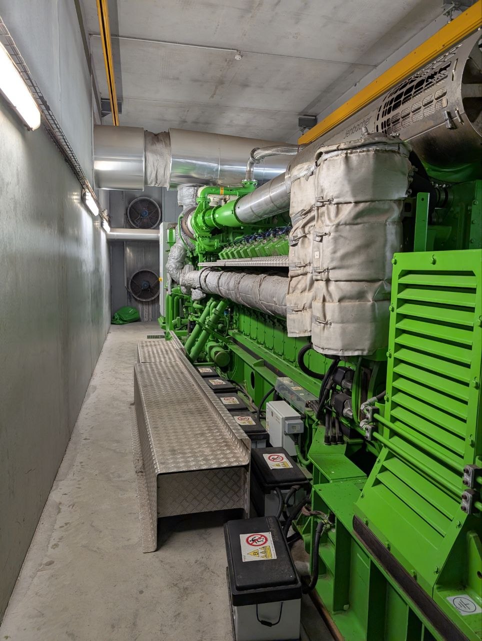 BHKW Motorraum — Jenbacher-Motoren