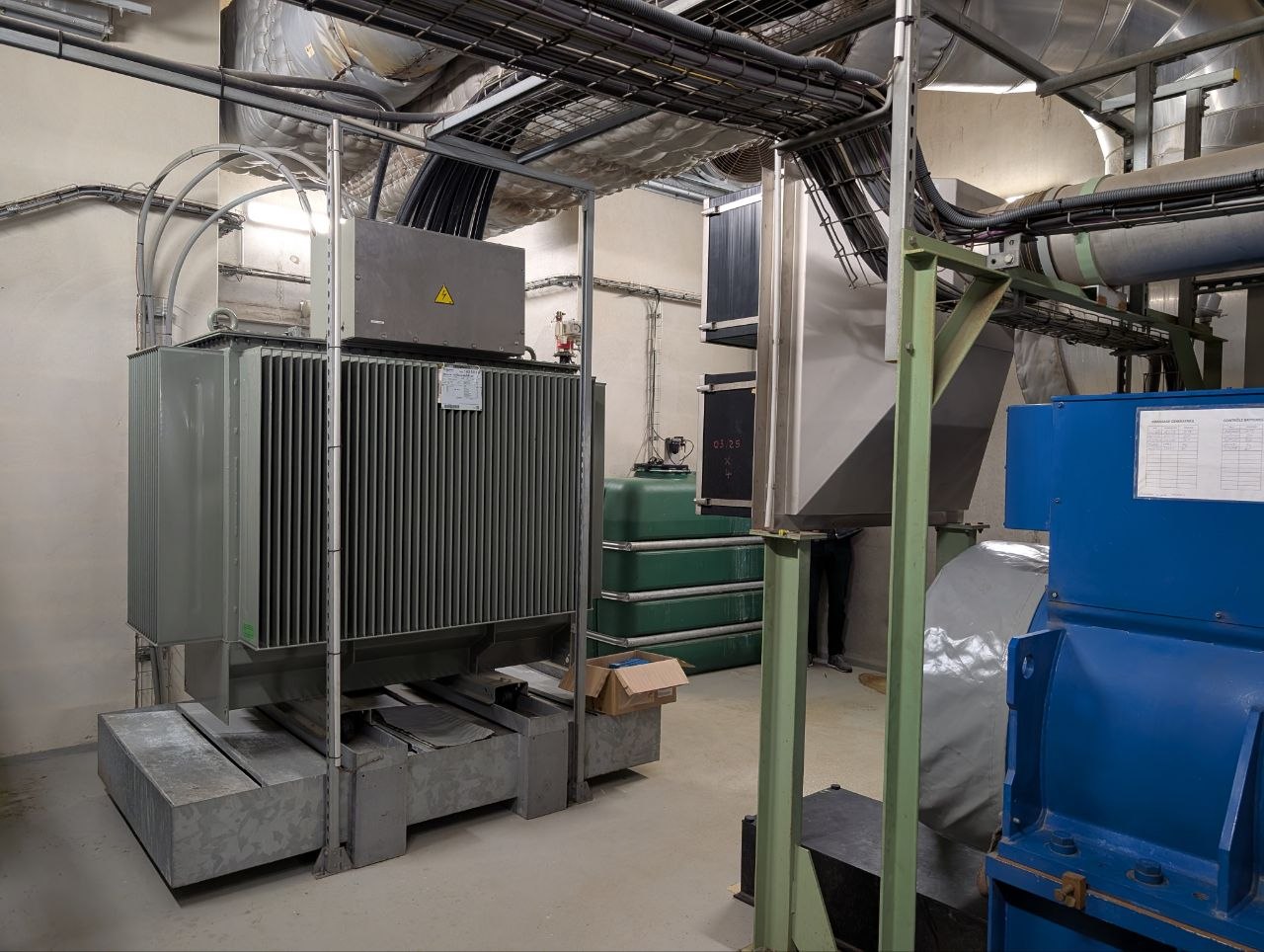 Transformator direkt neben Motor